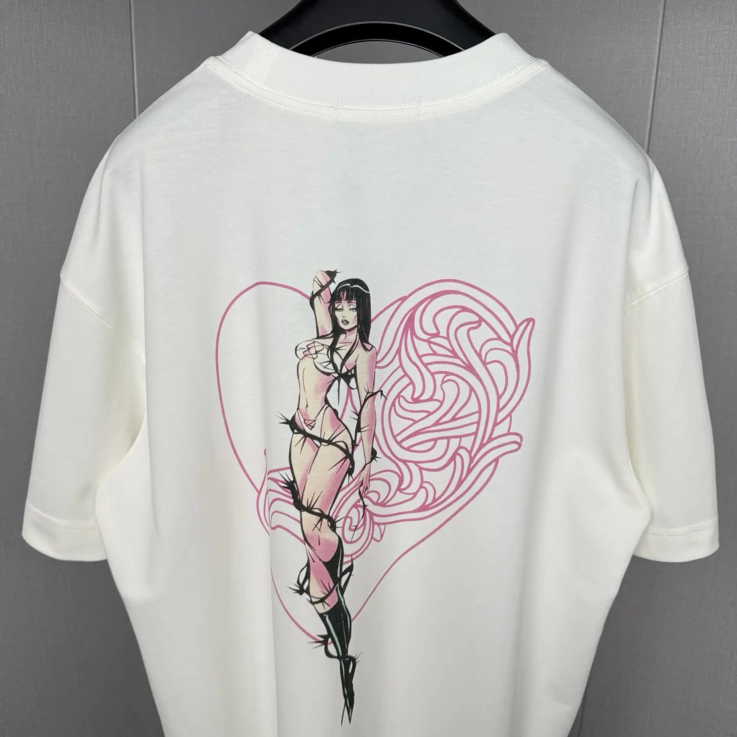 🅿️230 Chrome Hearts double-sided logo jacquard round neck half-sleeved T-shirt with pink cross Sanskrit letters "Deadly Doll" pattern logo on the front, customized fabric, double-sided digital direct printing, 280g weight, loose fit. Ben Crowe’s favorite item, the color scheme is very suitable for summer, and it is the same style for men and women. Solid color sizes: S-XL